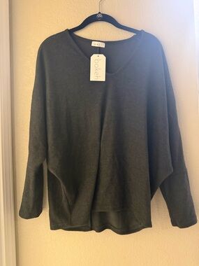 Enti charcoal V-Neck Cozy long sleeve shirt size medium